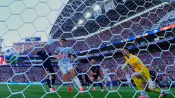 Pemain Belgia Charles De Ketelaere mencetak gol pembuka selama pertandingan sepak bola babak 16 besar Piala Dunia antara Amerika Serikat dan Belgia di Seattle, Senin, 6 Juli 2026. (AP Photo/Manu Fernandez)