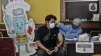 Warga menerima vaksinasi Covid-19 dosis kedua di Gelanggang Remaja Pulogadung, Rawamangun, Jakarta, Kamis (18/11/2021). Kementerian Kesehatan mencatat, capaian vaksinasi dosis kedua di Indonesia hingga Kamis (18/11) pukul 12.00 telah mencapai 86.335.923 orang. (merdeka.com/Iqbal S. Nugroho)