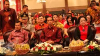 Presiden Joko Widodo (Jokowi) bersama Wapres Jusuf Kalla dan Ketua Umum DPP PDIP Megawati Soekarnoputri di HUT PDIP ke-44 (Liputan6.com/Faizal Fanani)