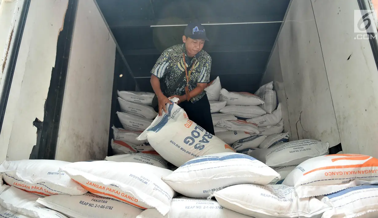 Petugas menurunkan beras jenis medium saat Operasi Pasar Beras di Pasar Induk Beras Cipinang, Jakarta, Kamis (22/11). Perum Bulog dan PT Food Station hari ini menggelar operasi pasar beras medium seharga Rp 8.500 per kg. (Merdeka.com/Iqbal S. Nugroho)