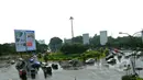 Arus lalu lintas di kawasan Kelapa Gading mulai lancar. Sebelumnya, kawasan ini terendam banjir setinggi 80 cm hingga memutuskan arus lalu lintas, Jakarta, Jumat (13/2/2015). (Liputan6.com/Faisal R Syam)