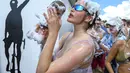 Seorang wanita bersenang-senang dengan busa di perkemahan selama Festival Roskilde , di Roskilde, Denmark, Selasa (28/6/2022). Program musik dimulai pada 29 Juni 2022 dan diputar hingga 2 Juli 2022. (Torben Christensen/Ritzau Scanpix/AFP)