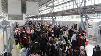 Jumlah penumpang kereta api jarak jauh (KAJJ) di Statiun Gambir dan Pasar Senen kembali meningkat, menjelang Hari Raya Waisak yang jatuh pada 16 Mei 2022. Peningkatan jumlah penumpang ini hampir dua kali lipat. (Foto: Humas KAI)