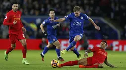 Gelandang Leicester City, Marc Albrighton (kedua kanan) berusaha melewati bek Liverpool, Nathaniel Clyne pada lanjutan Liga Inggris di stadion King Power, (28/2). Leicester City menang atas Liverpool dengan skor 3-1. (AFP Photo / Adrian Dennis)