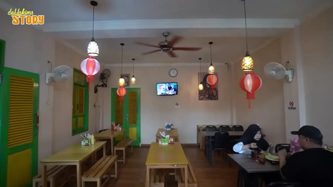 Warung makan ayah Ayu Tingting (Foto: YouTube deHakims Story)