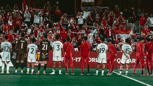 Para pemain Timnas Indonesia U-17 meminta maaf kepada suporter setelah menelan kekalahan 1-3 dari Zambia di Aspire Zona, Selasa (4/11/2025) dalam laga Grup H Piala Dunia U-17 2025. (Dok. PSSI)