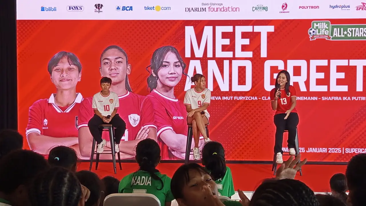 Tiga pemain timnas putri Indonesia hadir saat Meet and Greet MilkLife Soccer Challenge All-Stars di Kudus. (Liputan6.com/Arief Pramono)