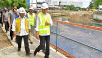 Presiden Joko Widodo (Jokowi) ditemani oleh Menteri PUPR Basuki Hadimuljono meninjau pembangunan sodetan dari Sungai Ciliwung menuju Kanal Banjir Timur (KBT), Selasa (24/11/2023). Sebagai informasi, proyek ini membentang dari titik masuknya air (inlet) di Sungai Ciliwung daerah Bidara Cina di Jakarta Timur dan tempat keluarnya air (outlet) di Kanal Banjir Timur di kawasan Kebon Nanas, Jakarta Timur. (FOTO: Agus Suparto/Biro Pers Istana Kepresidenan)