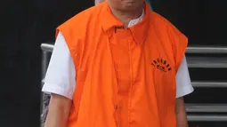 Sekretaris Dinas (Sekdis) Pekerjaan Umum dan Perumahan Rakyat (PUPR) Kabupaten Cirebon Gatot Rachmanto tiba di Gedung KPK, Jakarta, Selasa (11/12). Gatot diduga menyuap Bupati Cirebon Sunjaya Purwadisastra. (Merdeka.com/Dwi Narwoko)