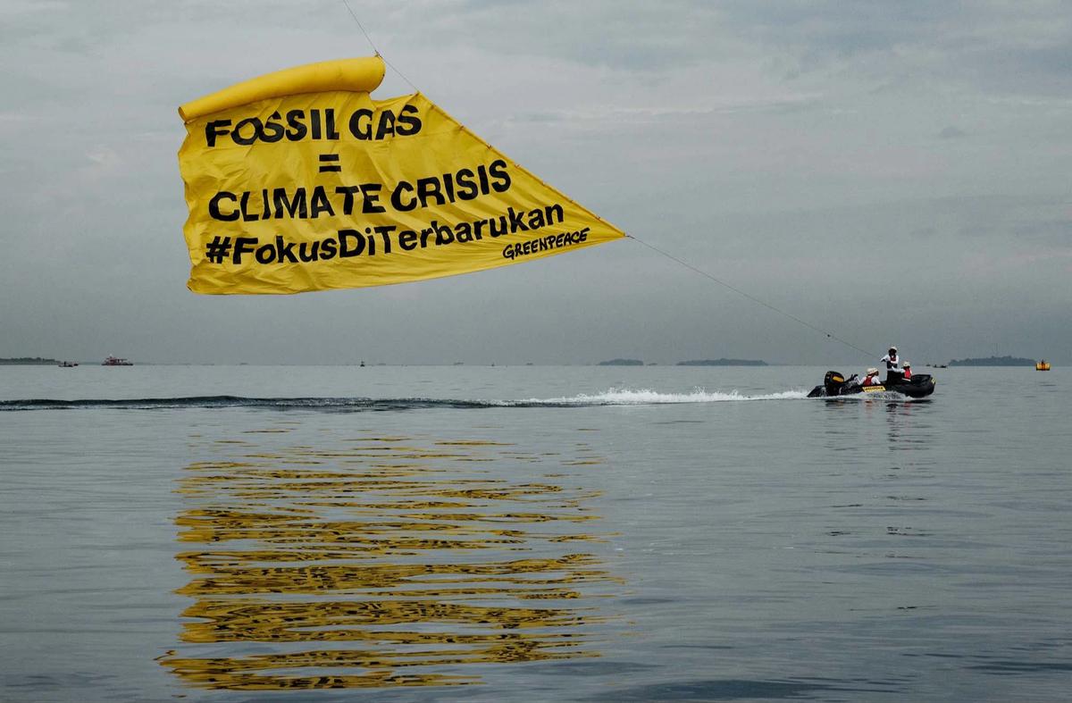 FOTO: Aksi Aktivis  Greenpeace di PLTU Muara Karang Soroti Arah Kebijakan Energi Indonesia
