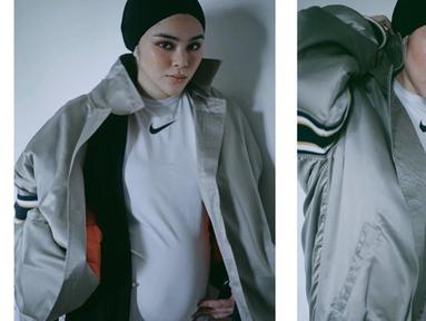 Inilah potret Sivia Azizah saat mengumumkan kabar kehamilannya. Wanita 25 tahun itu tampil sporty sambil memamerkan baby bump-nya. Ia mengenakan jaket abu-abu dipadukan t-shirt Nike warna putih. Tak ketinggalan hijab gaya turban warna hitam sesuai ciri khasnya. (Liputan6.com/IG/@siviazizah)