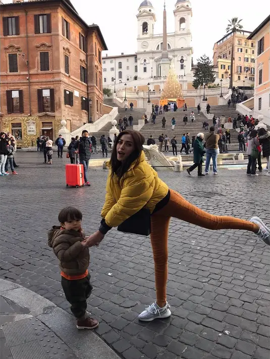 Selain itu, ada Jessica Iskandar yang mengajak anaknya, El Barrack liburan ke luar negeri. Mereka sangat bahagia menikmati liburannya kali ini. Tak hanya berdua, hadir juga kakak Jedar yang ikut bersamanya, Erick Iskandar. (Instagram/inijedar)