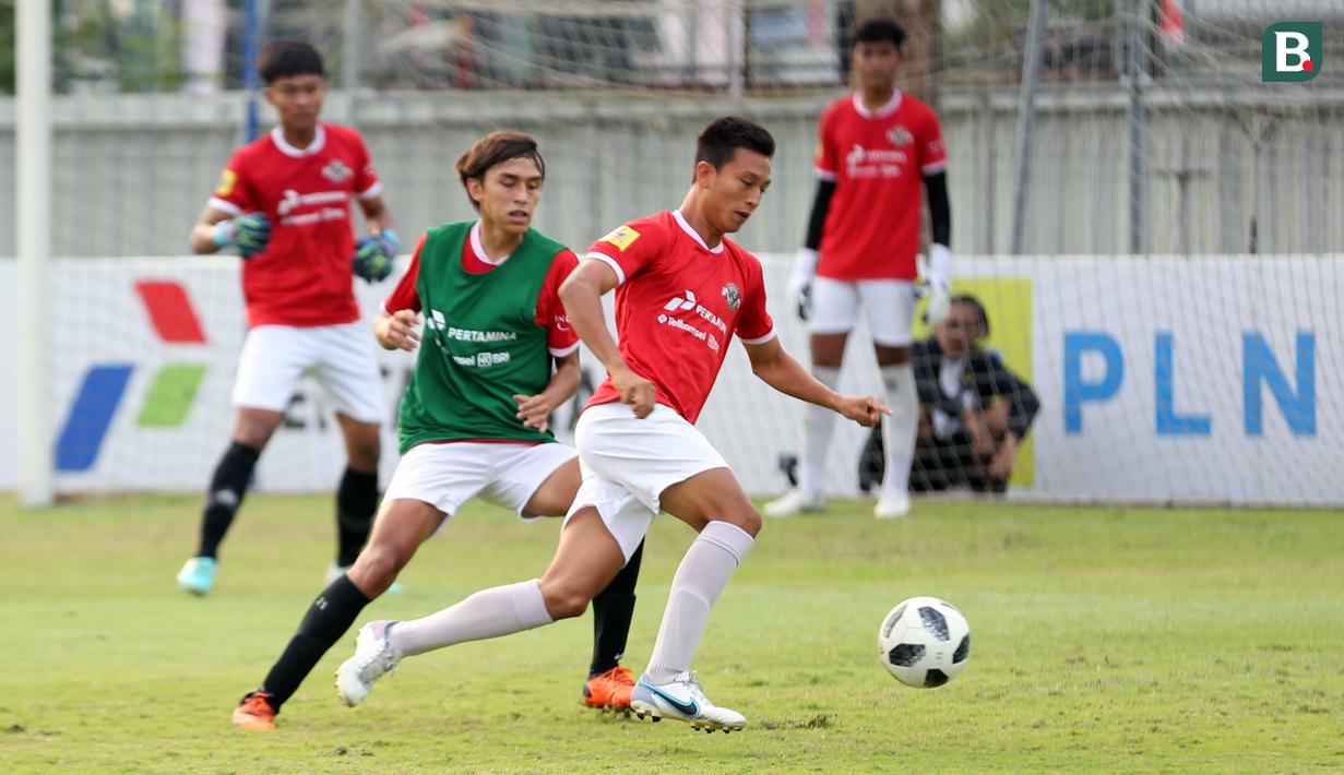 Peserta seleksi Timnas Indonesia U-17 sekaligus putra selebritas Darius Sinathrya, Lionel Nathan Sinathrya (tengah kiri) saat mengikuti seleksi Timnas Indonesia U-17 untuk Piala Dunia U-17 di Lapangan A, Senayan, Jakarta, Rabu (16/08/2023). (Bola.com/Abdul Aziz)