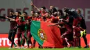 Para Portugal merayakan kemmenangan dengan bendera usai mengalahkan Denmark pada laga Kualifikasi Piala Eropa 2016 Grup I di Municipal stadium, Braga, Kamis (8/10/2015). Portugal menang atas Denmark1-0. (AFP Photo/ Miguel Riopa)