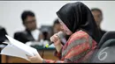 Atut tak kuasa menahan air matanya, saat membacakan nasib anaknya yang ikut kena dampak dalam kasus yang dituduhkan KPK pada dirinya, Pengadilan Tipikor Jakarta, Kamis (21/8/2014) (Liputan6.com/Panji Diksana)