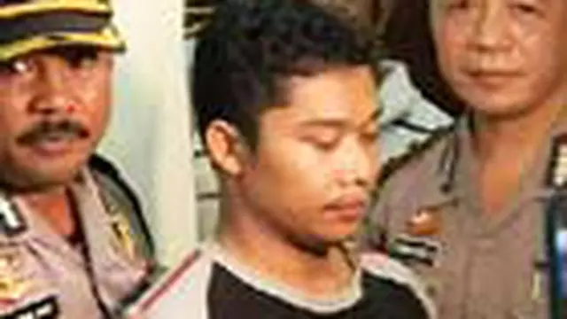 Si Codet diduga kuat juga menyukai sesama jenis. Kelainan seksual tersangka kasus pemerkosaan belasan anak di Denpasar, Bali, terungkap dari telepon genggam milik si Codet.