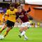 Pemain West Ham, Jarrod Bowen (kanan), mencoba melepaskan diri dari kawalan pemain Wolves saat bertanding pada putaran 2 Carabao Cup, Rabu (27/8/2025) dini hari WIB. (David Davies/PA via AP)