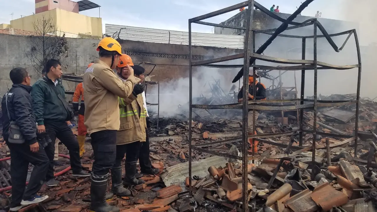 Petugas BPBD dan Damkar Kota Tasikmalaya tengah memberikan pemadaman ratusan kios onderdil dan besi tua di Kompleks Pasar Besi, Kampung Bojong Limus, Kelurahan Linggajaya, Kecamatan Mangkubumi, Kota Tasikmalaya. (Liputan6.com/Jayadi Supriadin)