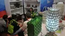 Limbah berupa sendok dan garpu plastik disulap menjadi produk cantik pada Agrinex Expo ke-9 yang digelar di JCC, Jakarta, Sabtu (21/3/2015). (Liputan6.com/Johan Tallo)