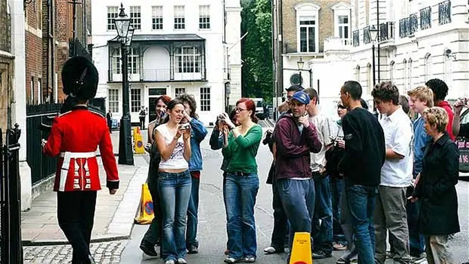 6 Kelakuan Turis yang Sering Kali Mengesalkan Penduduk Lokal