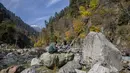 Penunggang kuda Kashmir mengobrol saat mereka menunggu turis di Naranag, utara Srinagar, Kashmir yang dikuasai India (31/10/2021). Di musim dingin, Naranag menerima hujan salju lebat, di mana ski dipraktekkan. (AP Photo/Dar Yasin)