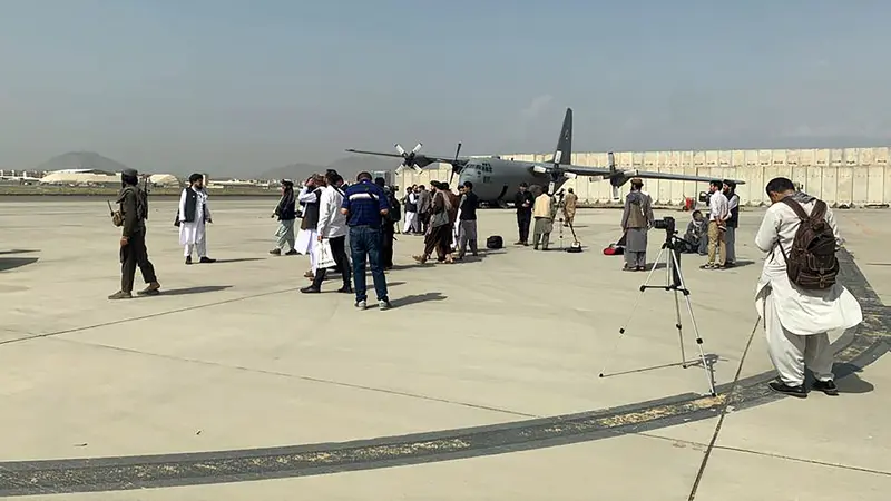 FOTO: AS Angkat Kaki, Pasukan Taliban Kuasai Bandara Kabul