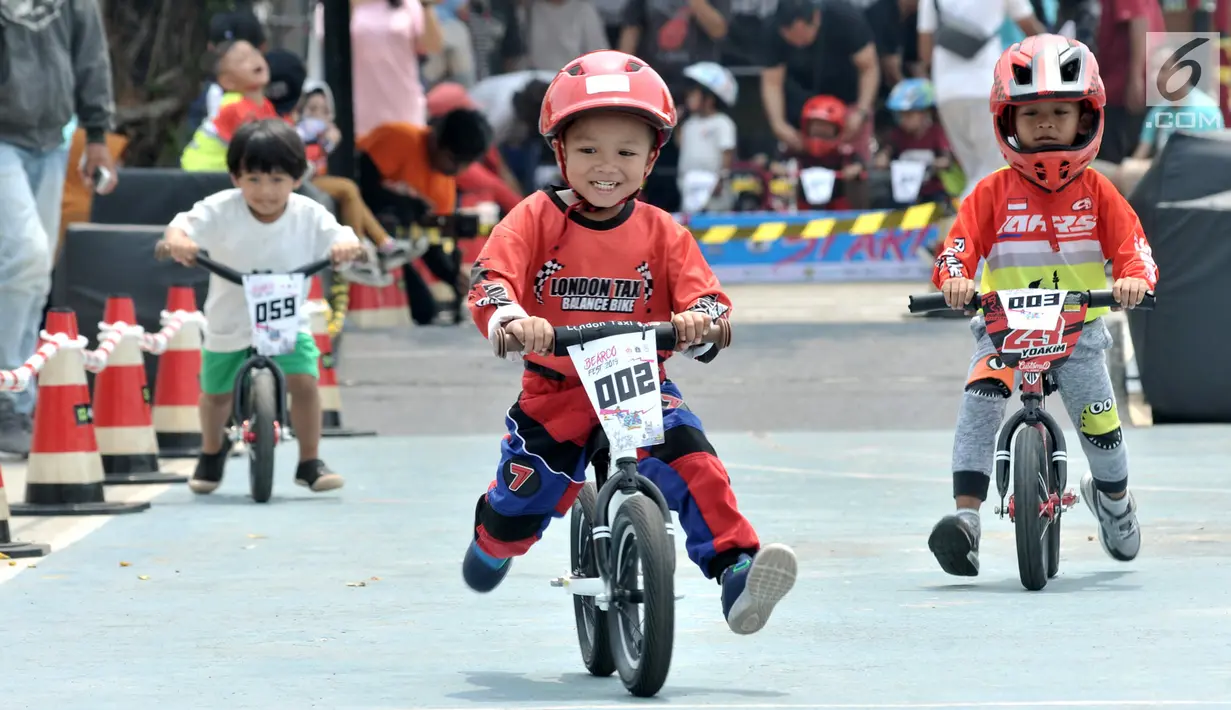 Pembalap balita mengikuti kejuaraan sepeda kategori Push Bike dalam BMX Bearco Fest 2019 di Jakarta International BMX Track, Minggu (25/8/2019). Kejuaraan yang pesertanya menggunakan sepeda keseimbangan tersebut diikuti 105 anak dari berbagai daerah. (merdeka.com/Iqbal Nugroho)