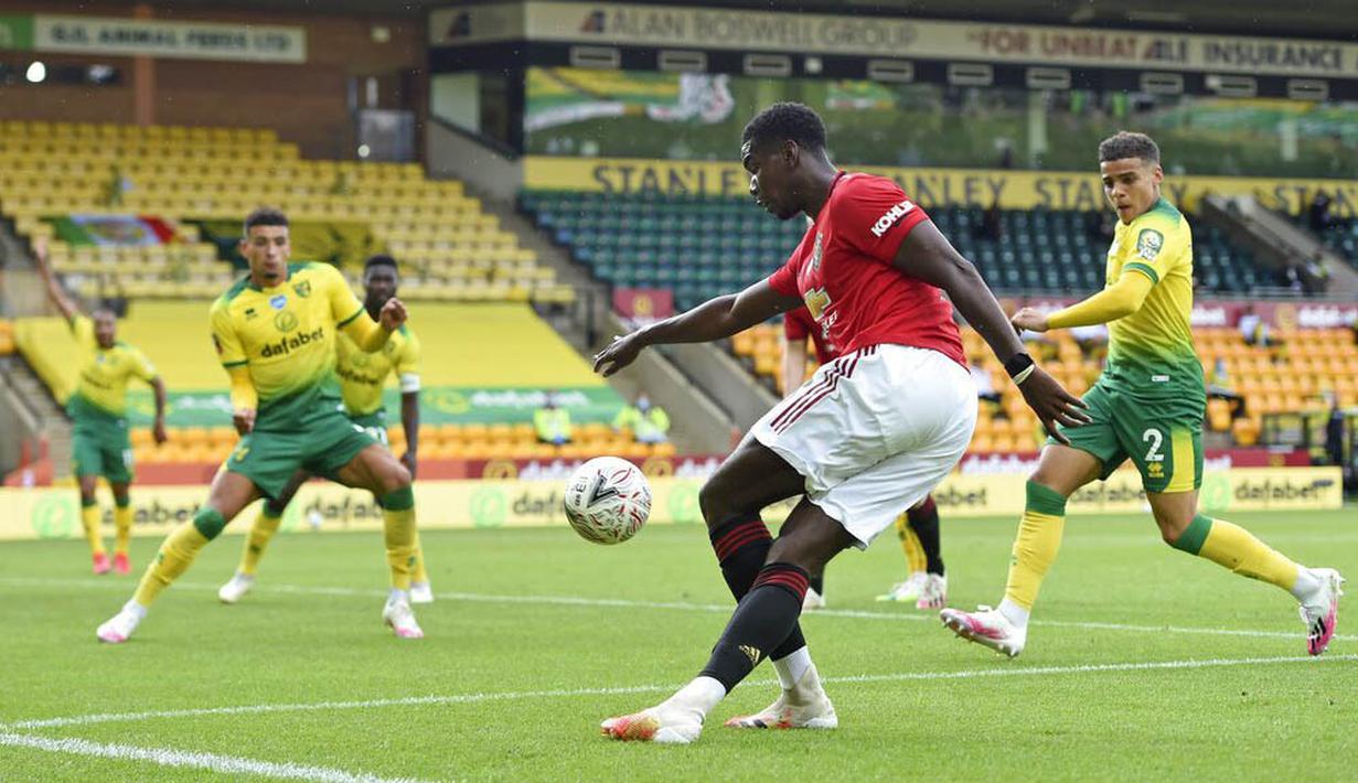 Gelandang Manchester United, Paul Pogba, menendang bola saat melawan Norwich City pada laga Piala FA di Carrow Road, Norwich, Sabtu (27/6/2020). Manchester United menang 2-1 atas Norwich City. (AP/Emi Buendia)