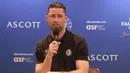 Pada kesempatan keduanya ini, Cahill datang sebagai legenda klub. Tampak dalam foto, mantan bek tim Liga Premier Inggris, Chelsea, Gary Cahill saat menjawab pertanyaan pewarta di Hotel Ascott, Sudirman, Jakarta, Sabtu (29/11/2025) sore WIB. (Bola.com/Abdul Aziz)