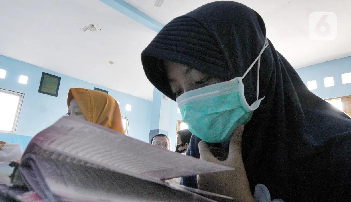 Seorang anak menghapal Al-Quran di Nabinatul Qur'an, Cinere,  Depok, Selasa (20/4/2021).  Momentum bulan Ramadhan 14420 H juga dimanfaatkan anak-anak meningkatkan  kemampuan membaca Al-Quran. (merdeka.com/Arie Basuki)