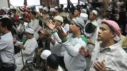 Massa FPI mendoakan Habib Novel Bamukmin dan Habib Shahabuddin Anggawi saat menjalani sidang vonis di PN Jakarta Pusat, Senin (6/4/2015). (Liputan6.com/Johan Tallo)