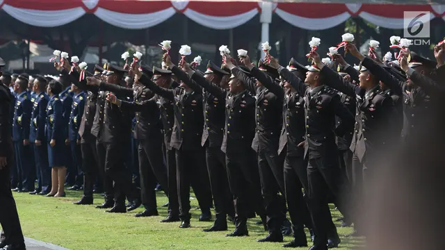 Selebrasi Perwira TNI-Polri Usai Dilantik Jokowi