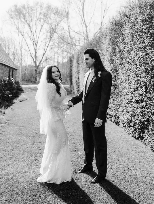 “Suamiku yang luar biasa menjahit, melakukan perubahan kecil pada gaunku agar sempurna,” ujarnya kepada Vogue.  [@katdenningsss]