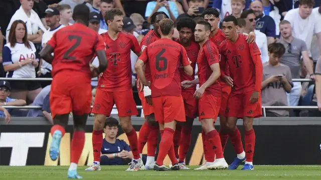 Foto: Harry Kane Bawa Pulang Trofi dari Markas Tottenham Hotspur