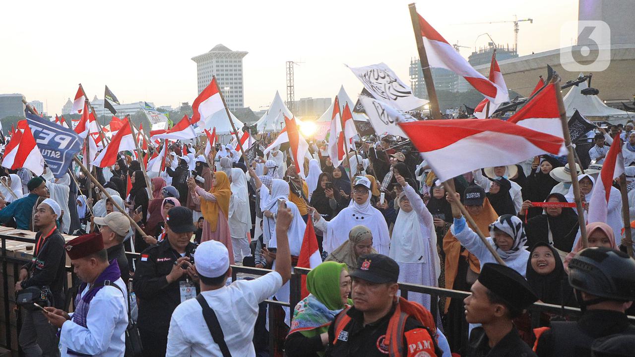 Salat Tahajud dan Doa Bersama Isi Reuni 212 di Monas
