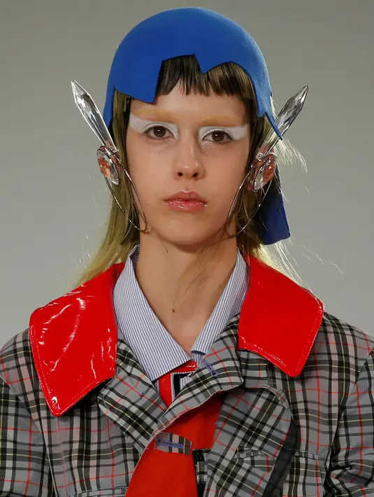 Model membawakan busana rancangan, John Galliano saat Fashion Week Paris di Perancis, Rabu (28/9). Penutup kepala dan hiasan telinga dari rancangan John sekilas mirip dengan busana makhluk luar angkasa di film-film Hollywood (REUTERS/Gonzalo Fuentes)