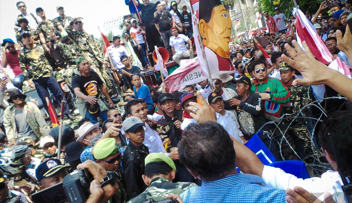 Tidak diperbolehkan lewat massa Prabowo semakin beringas di depan perempatan Patung Kuda, yang menghubungkan Jl MH Thamrin, Jl Medan Merdeka Selatan, dan Jl Budi Kemuliaan, Kamis (21/8/2014) (Liputan6.com/Faizal Fanani)