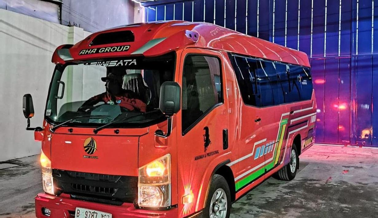 Gunung Mas Micru Bus milik AHA Group yang menggunakan sasis Isuzu. (Source: Instagram/@karoserigunungmas)