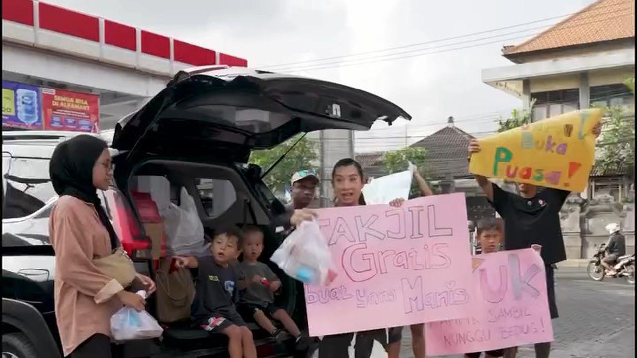 5 Potret Jennifer Bachdim dan Keluarga Bagi-Bagi Takjil Gratis