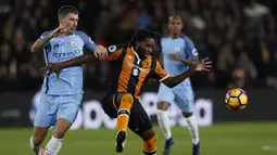 Striker Hull, Dieumerci Mbokani, berusaha melewati striker Manchester City, Aleksandar Kolarov. Meski berstatus sebagai tamu, City lebih menguasai jalannya laga dengan penguasaan bola mencapai sekitar 67 persen. (Reuters/Ed Sykes)