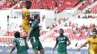 Bek Sriwijaya FC, Mohamadou N'Diaye, mencetak gol ke gawang PSMS Medan pada perebutan tempat ketiga Piala Presiden di SUGBK, Jakarta, Sabtu (17/2/2018). PSMS kalah 0-4 dari Sriwijaya. (Bola.com/M Iqbal Ichsan)