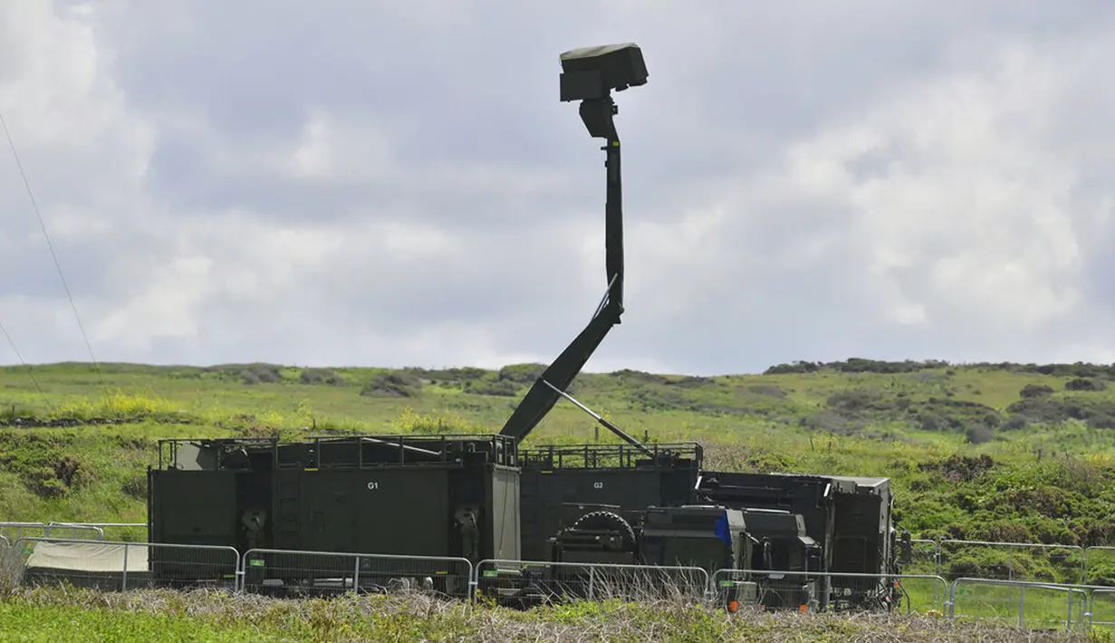 Stasiun radar bergerak didirikan menjelang KTT G7 di tempat parkir National Trust di Godrevy, dekat St Ives, Inggris, Selasa (8/6/2021). KTT G7 diperkirakan akan fokus pada pemulihan global dari pandemi dan komitmen untuk vaksinasi populasi global pada akhir 2022. (Ben Birchall/PA via AP)