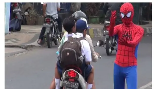 6 Tingkah Tukang Parkir Ini Kelewat Nyeleneh, Bikin Ngakak