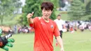 Pemain Persija Jakarta, Hong Soon-Hak, mencetak satu gol pada laga uji coba melawan Villa 2000 di Lapangan POR Pelita Jaya, Sawangan, Sabtu (23/4/2016). (Bola.com/Nicklas Hanoatubun)