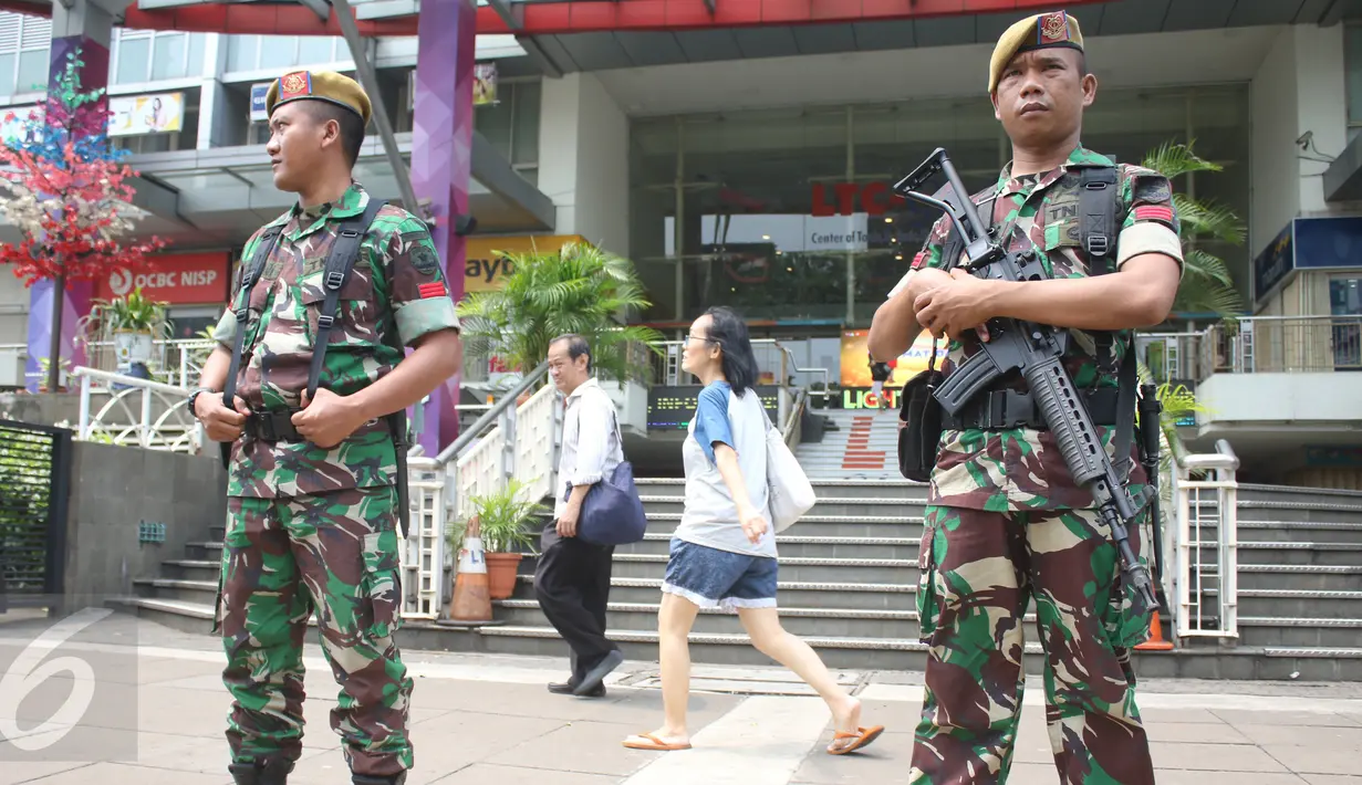 TNI ikut serta dalam pengamanan Jakarta saat Pilkada DKI Jakarta putaran ke 2, Jakarta, Rabu (15/4). Selain di TPS, TNI juga menjaga sejumlah pusat perbelanjaan. (Liputan6.com/Angga Yuniar)