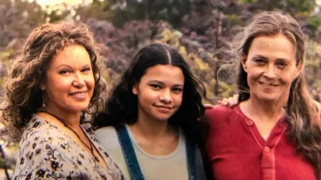 Catherine Laga\'aia dalam series THE LOST FLOWERS OF ALICE HART (credit: imdb)