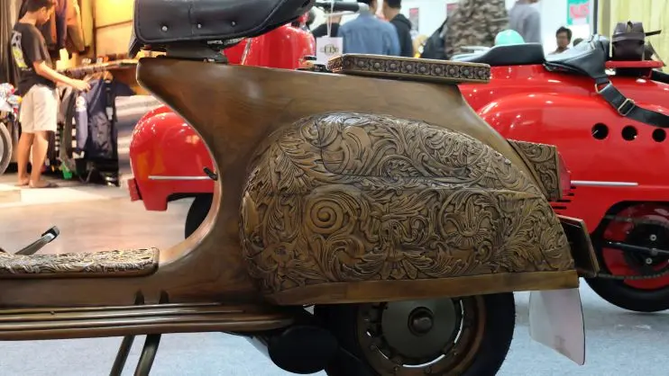 Motif Majapahit menghiasi bodi Vespa kayu. (Septian/Liputan6.com)