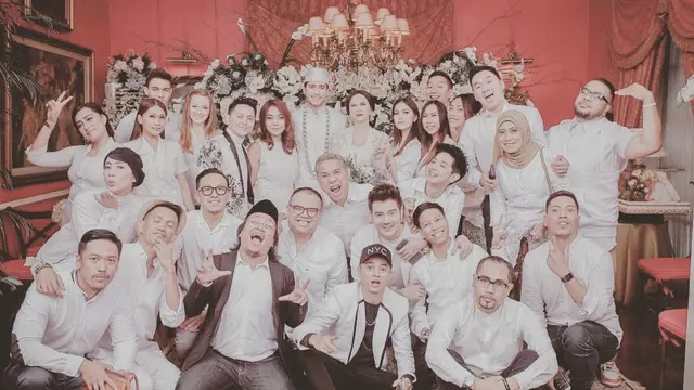 [Fimela] Foto Pernikahan Aura Kasih