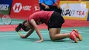 Tunggal putri Indonesia, Gregoria Mariska Tunjung terjatuh saat melawan Goh Jin Wei (Malaysia) pada babak pertama Indonesia Masters 2018 di Istora Senayan, Jakarta, Rabu (24/1). Gregoria kalah 14-21, 21-19, 12-21. (Liputan6.com/Helmi Fithriansyah)