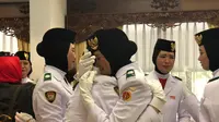 Tangis haru Tim Merah Paskibraka Nasional 2019 usai menjalankan tugasnya mengibarkan bendera di Istana Merdeka, Sabtu (17/8/2019). (Liputan6.com/Ratu Annisa Suryasumirat)